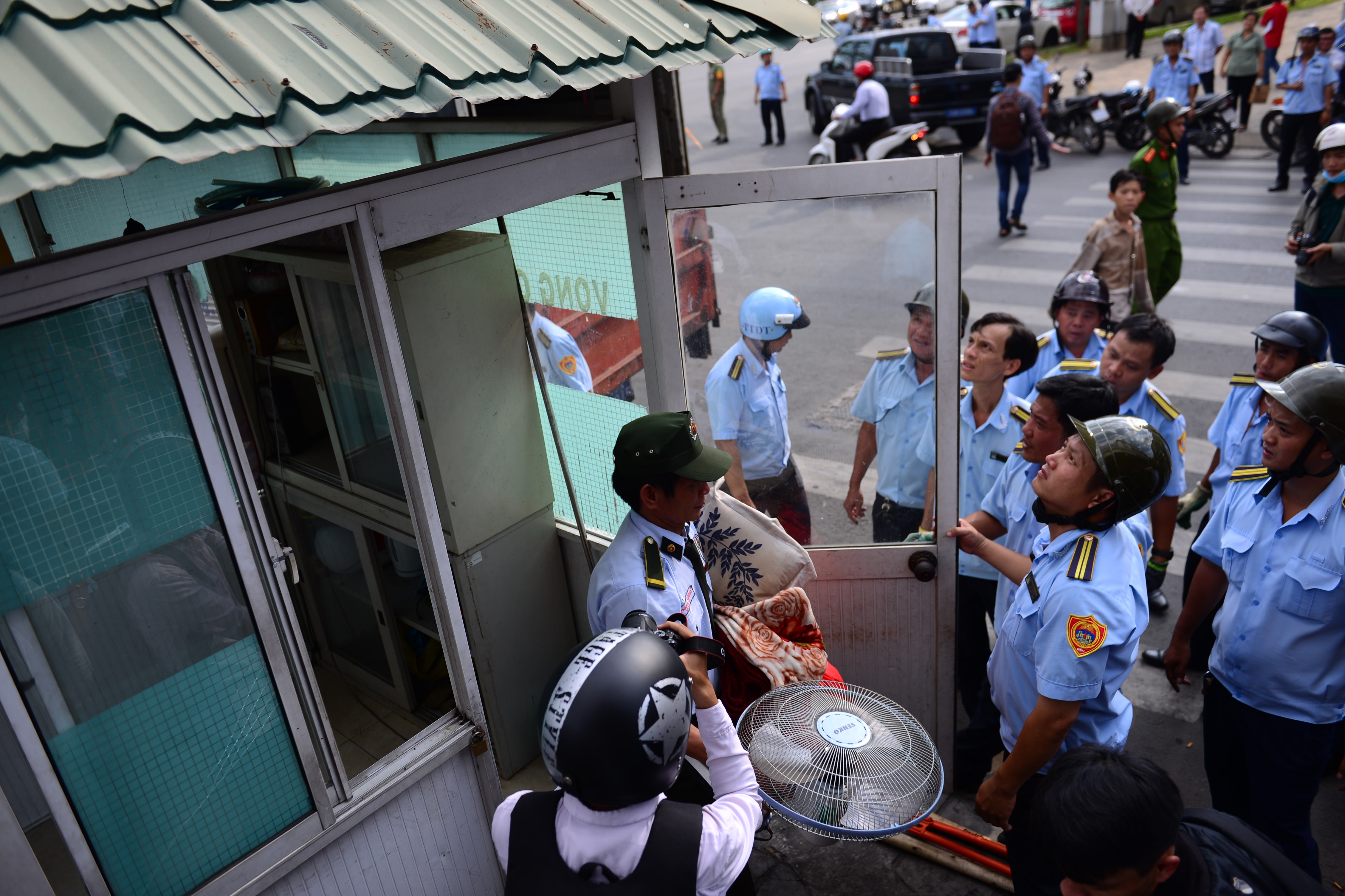 Pho chu tich quan 1 bi phan ung anh 2