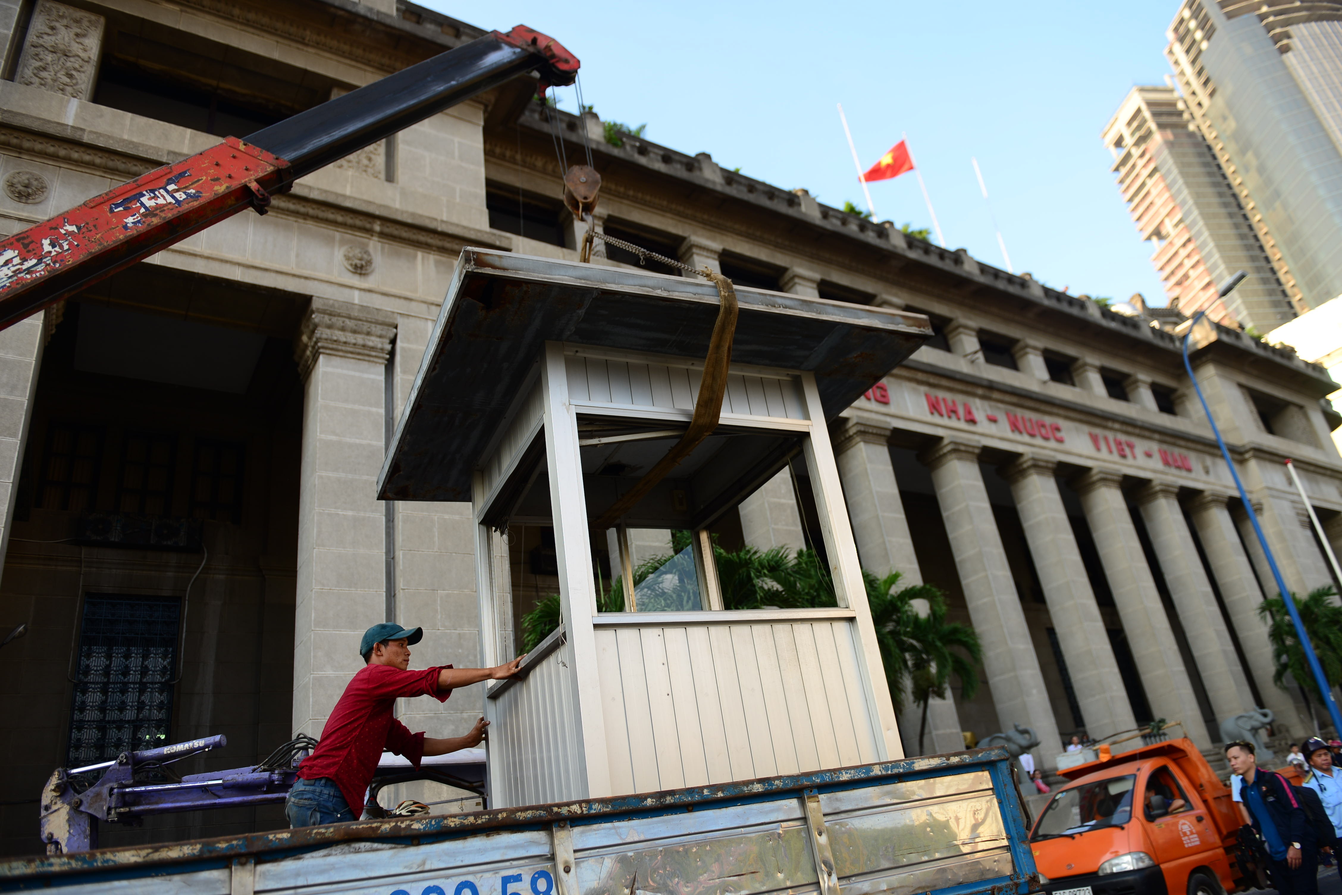 Pho chu tich Hai tra lai vong gac truoc Ngan hang Nha nuoc hinh anh