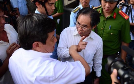 Pho chu tich quan 1 bi phan ung khi do chot bao ve o via he hinh anh