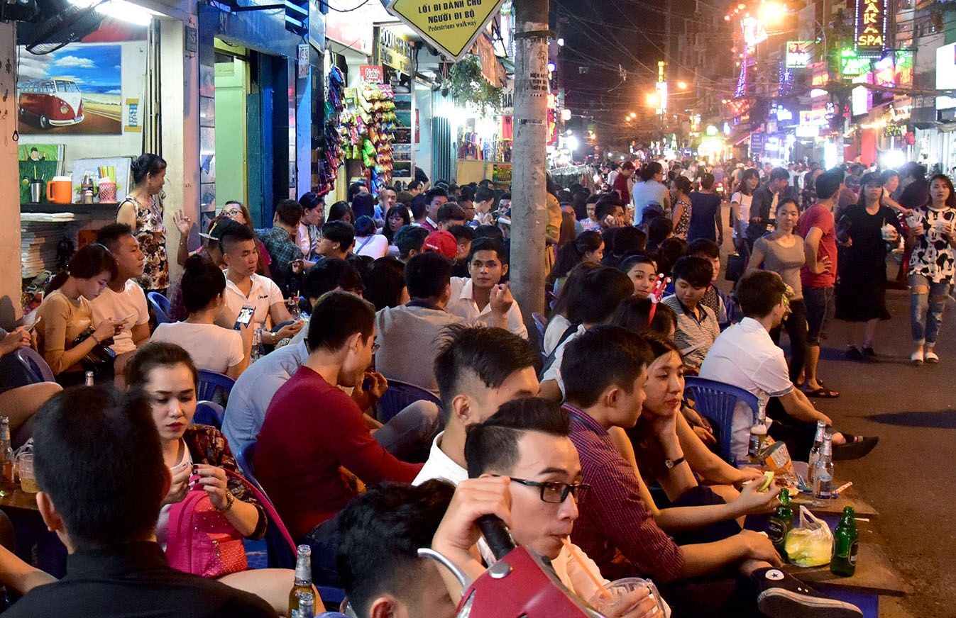 Nghi co bao ke cho nguoi lan chiem via he o Sai Gon hinh anh
