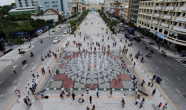 Cam xe duong Nguyen Hue 3 ngay de phuc vu le hoi ao dai hinh anh