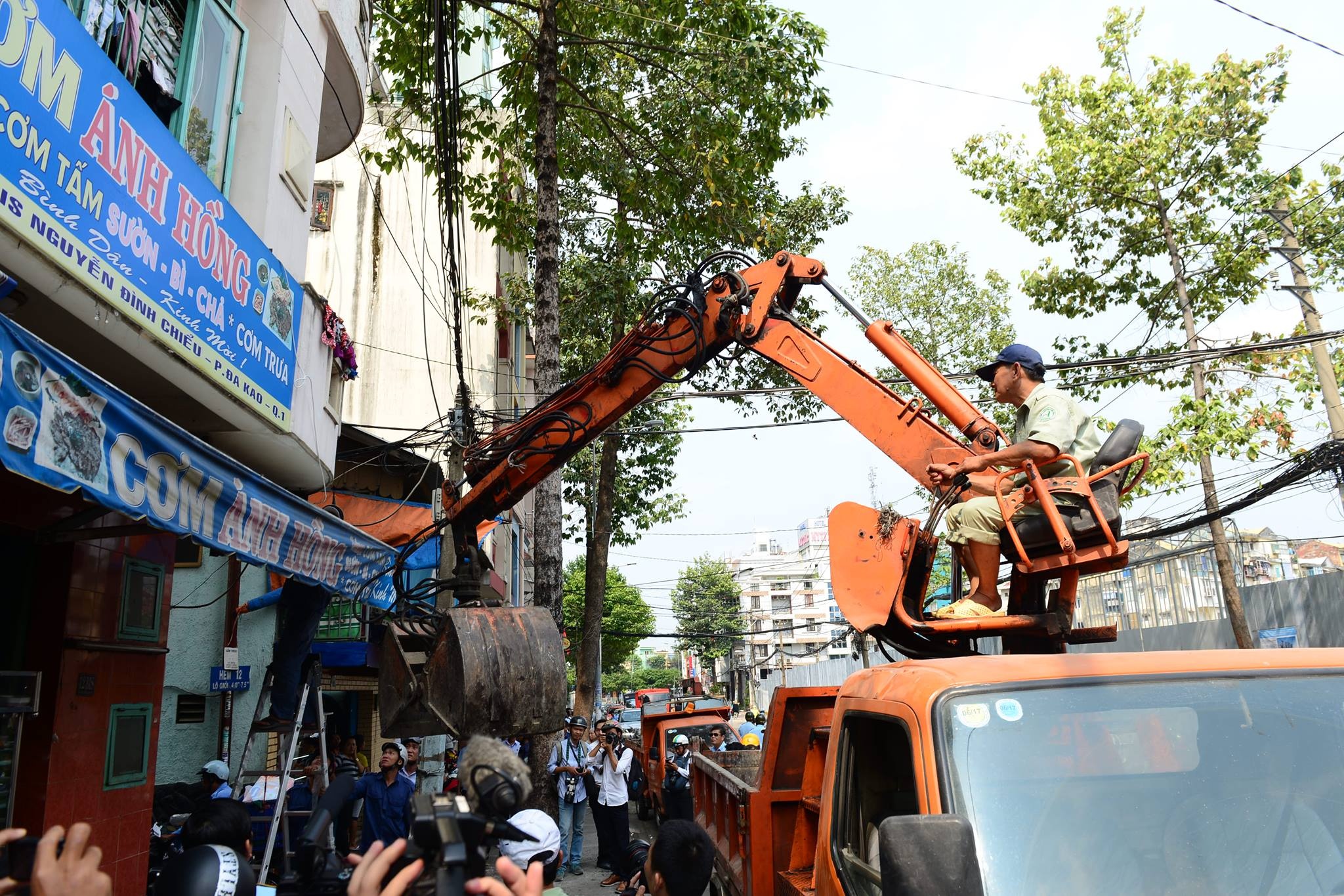 Quan 1 tiep tuc xu ly lan chiem via he hinh anh