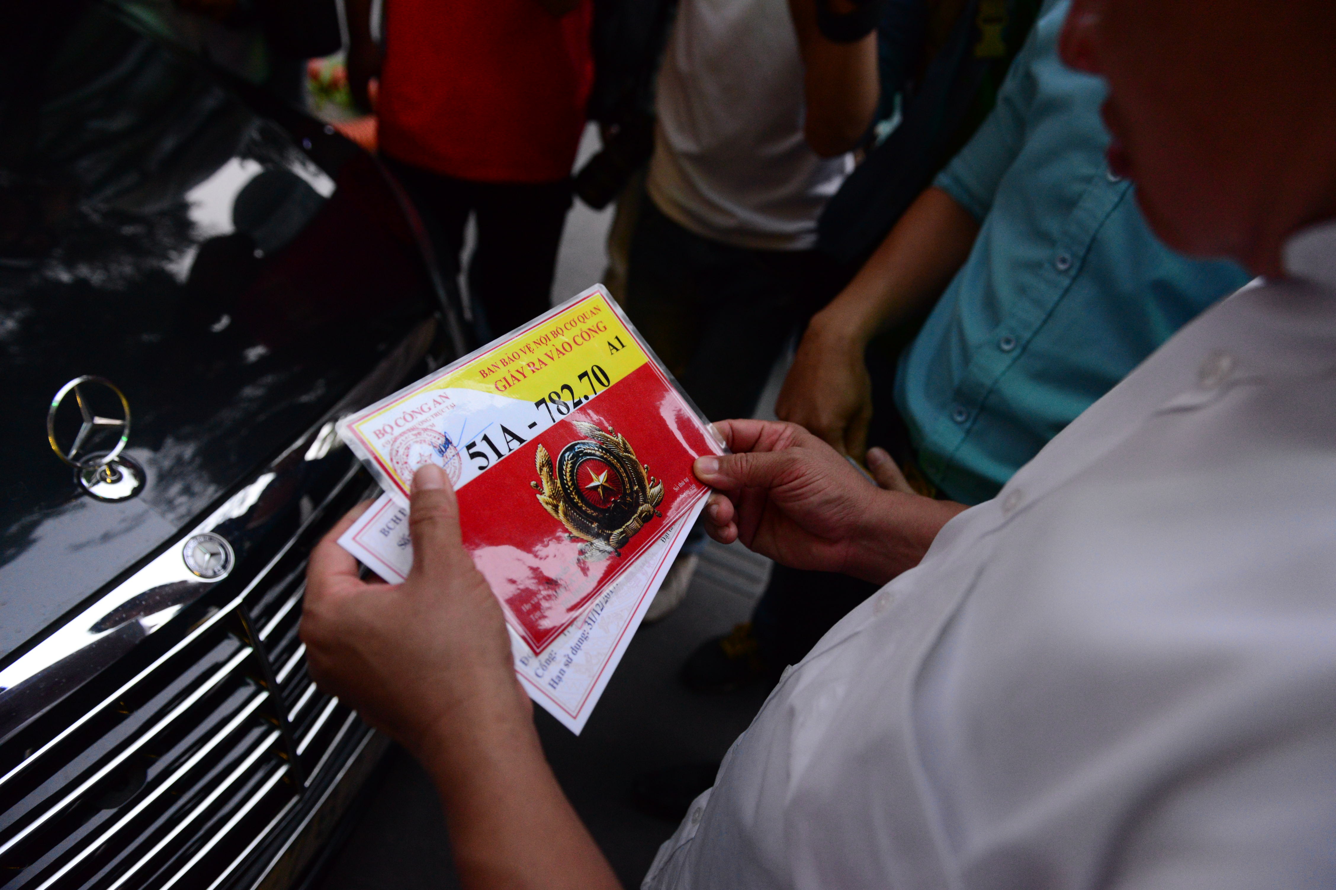 Quan 1 lap bien ban xe co giay ra vao Bo Cong an hinh anh