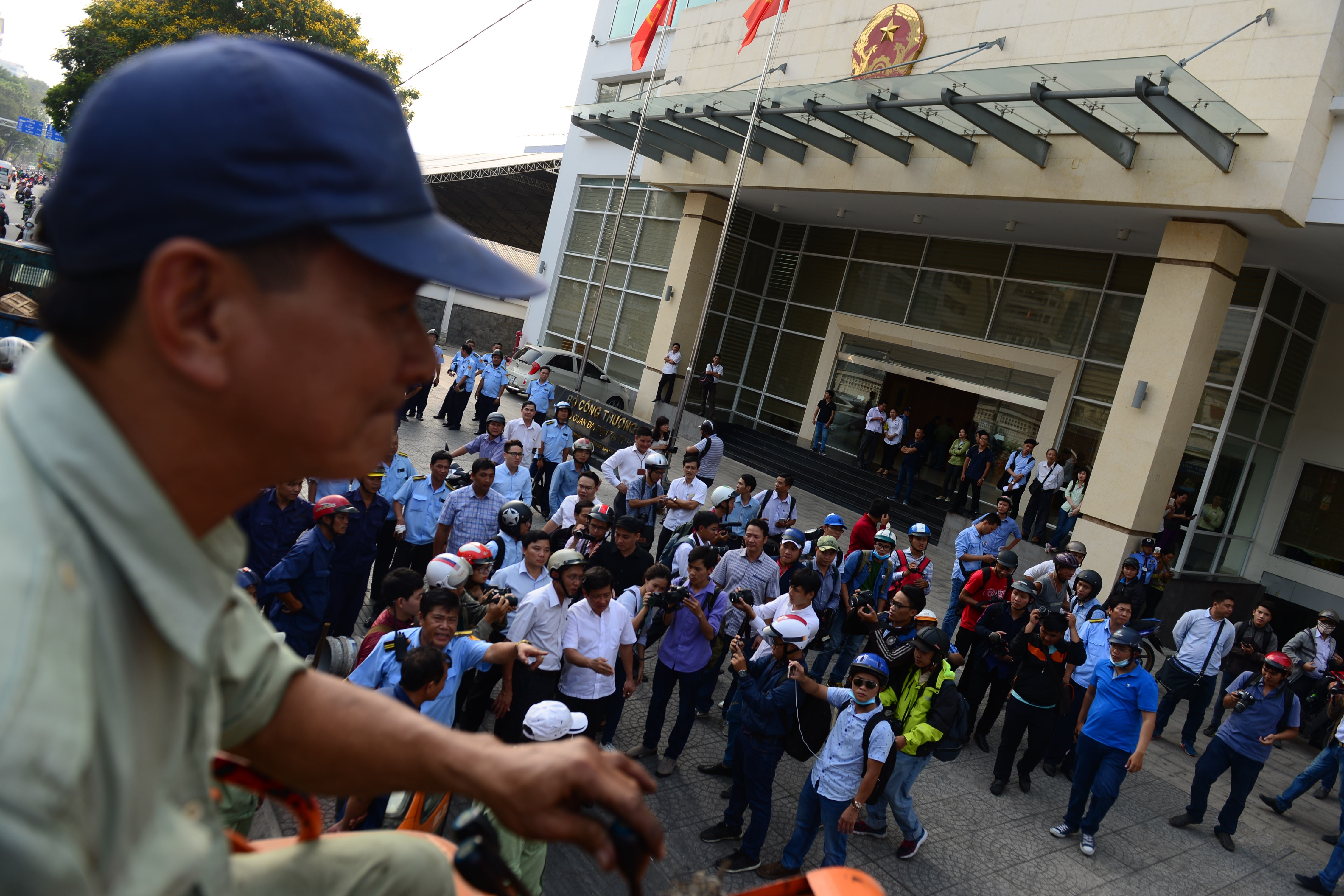dap hang loat bo tuong anh 4