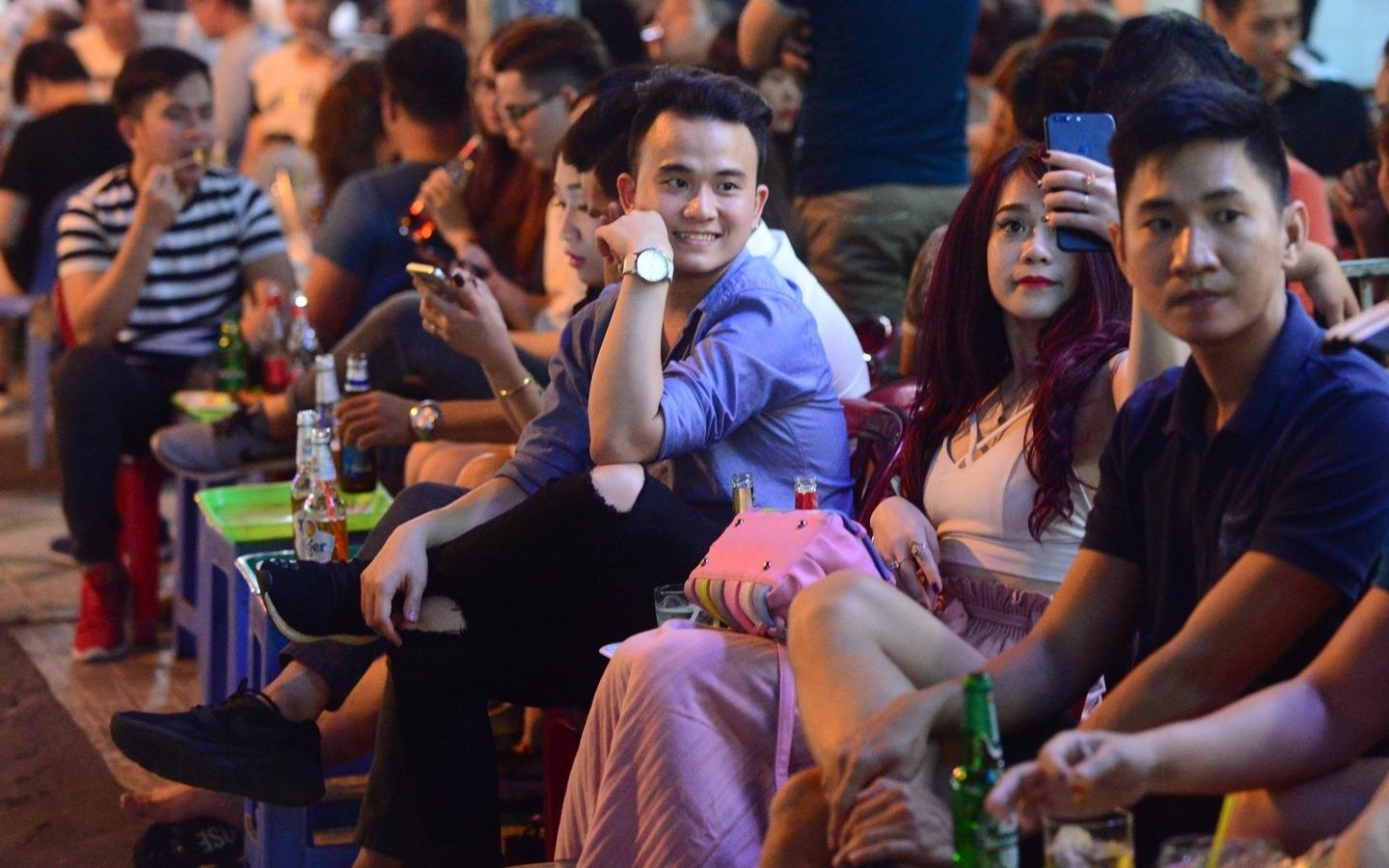 Nguoi dan se duoc bay ban tren via he pho di bo Bui Vien hinh anh