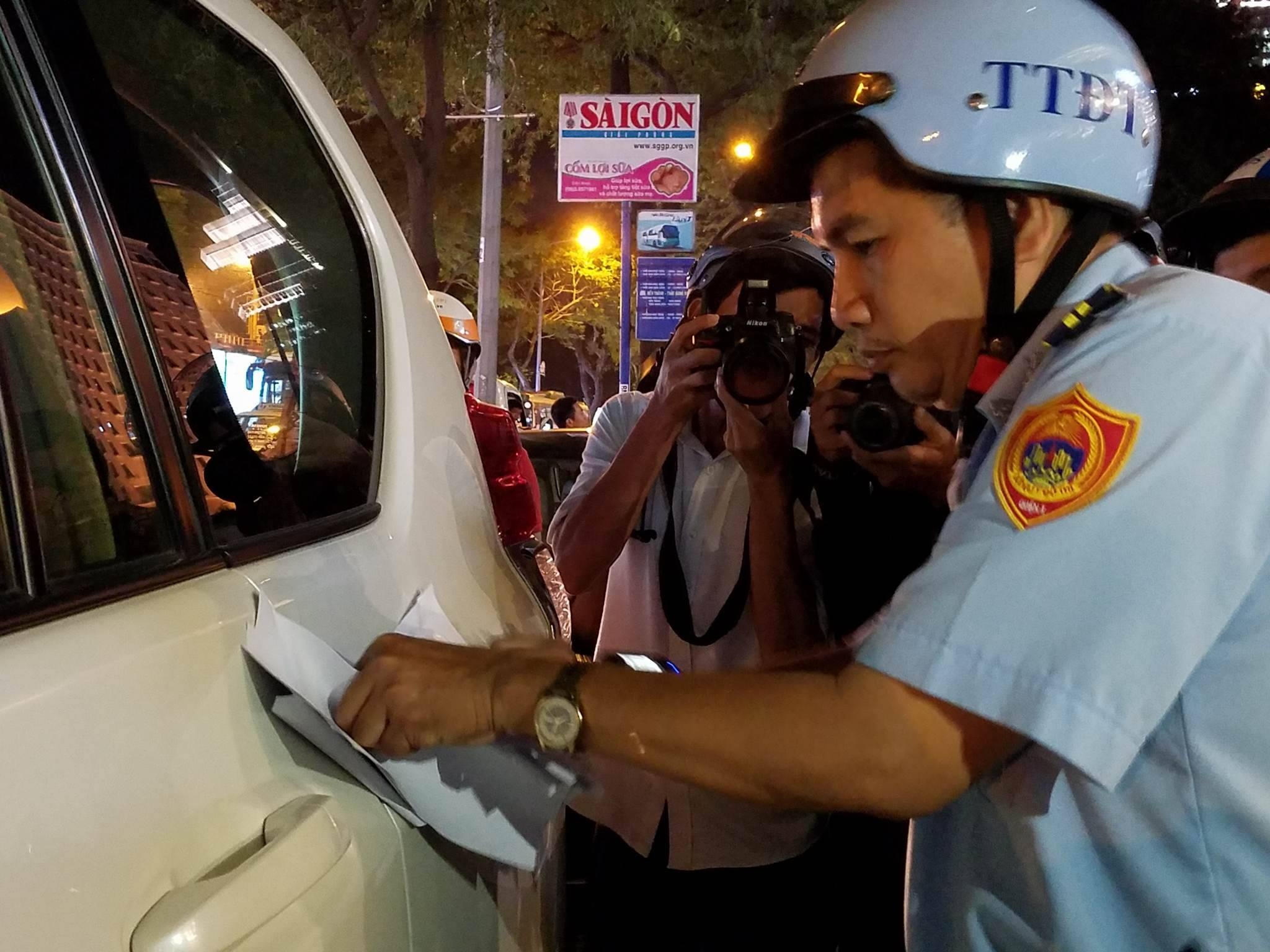 2 oto bien ngoai giao dau tren via he quan 1 bi cau ve tru so hinh anh