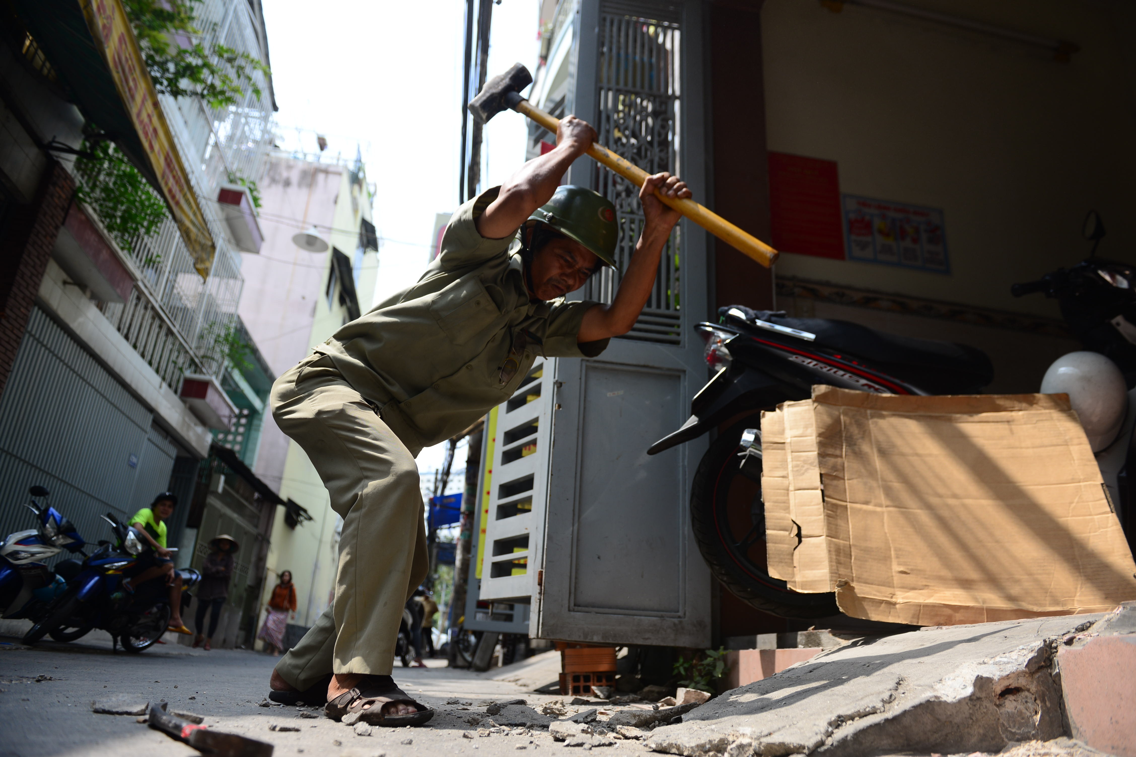 Quan Binh Thanh dap bac them trong hem hinh anh