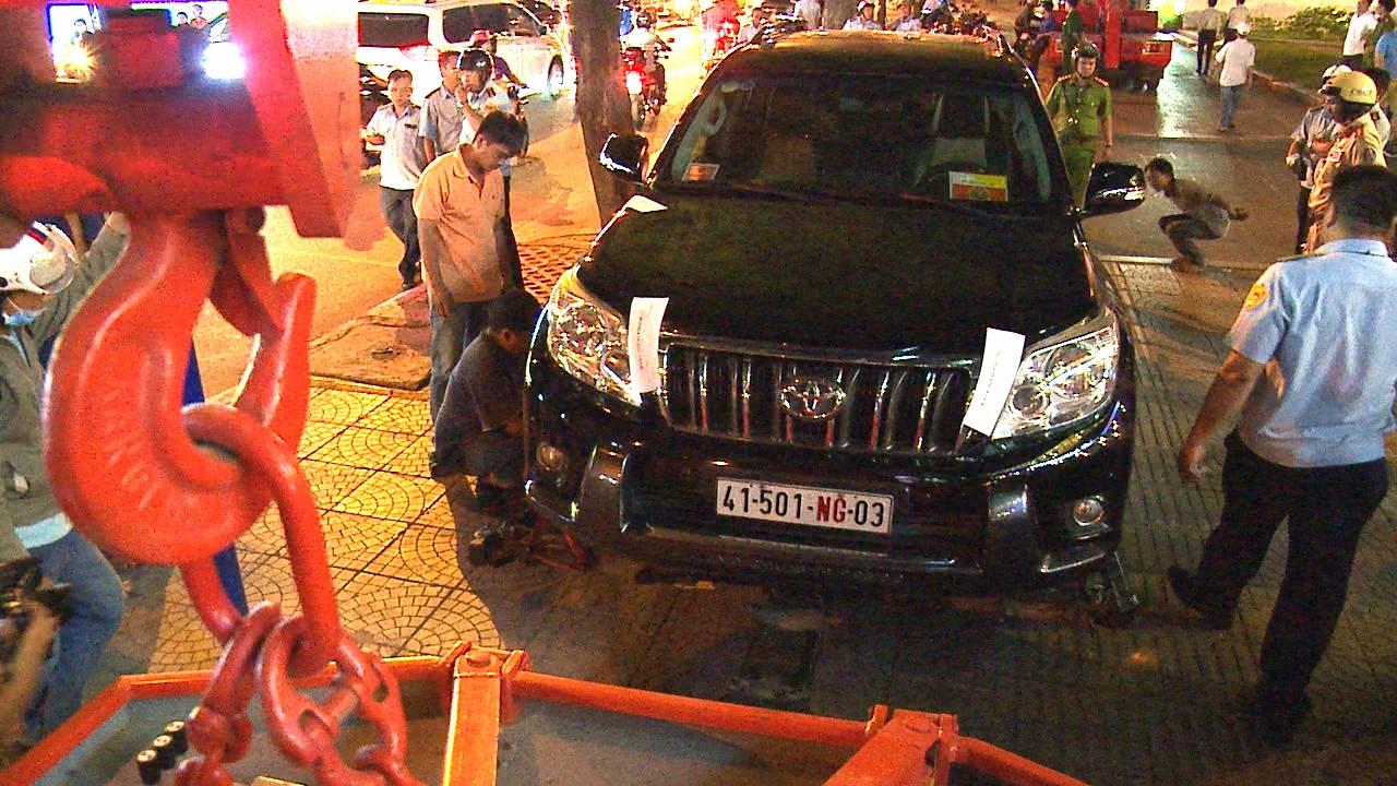 Ong Doan Ngoc Hai chi dao xu ly xe ngoai giao dau tren via he hinh anh