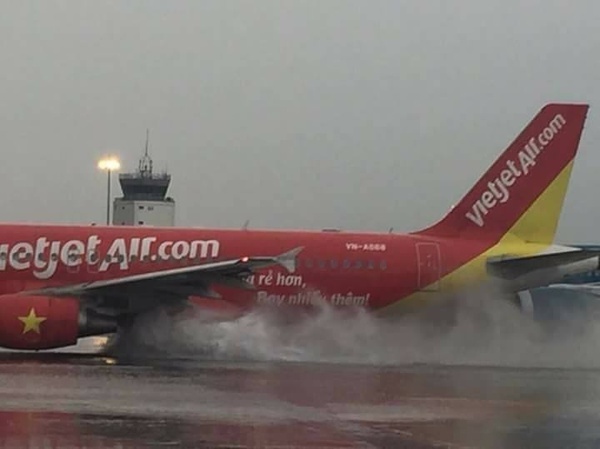 Nhieu chuyen bay bi cham, huy chuyen do mua lon o Sai Gon hinh anh