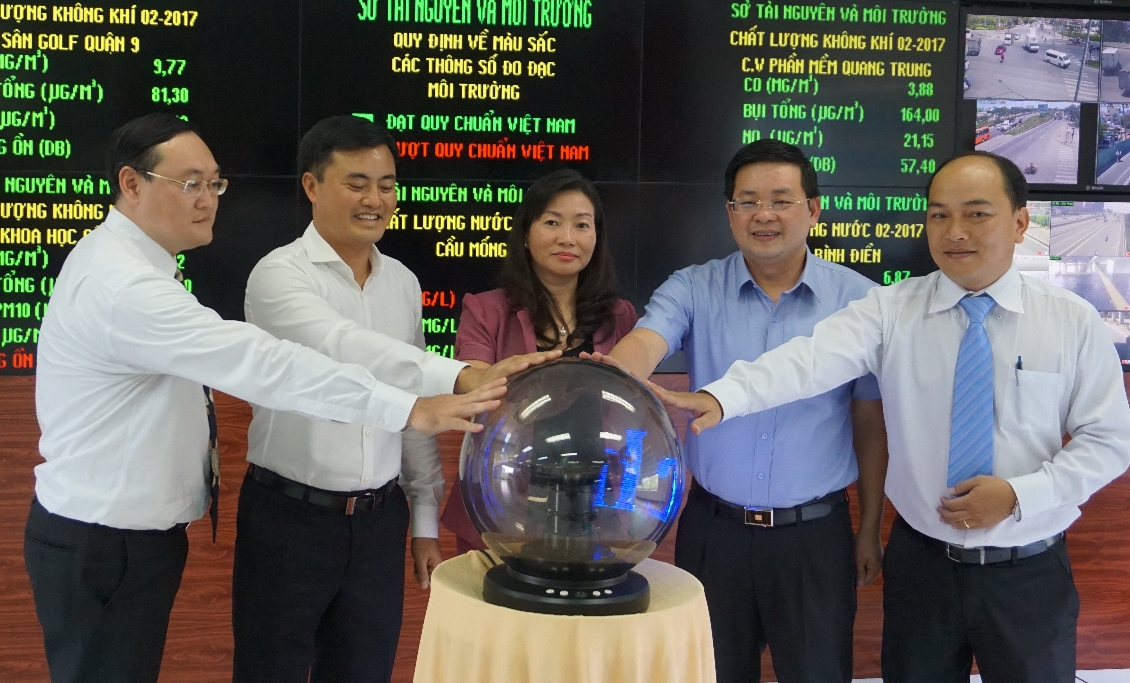 TP.HCM dua chi so moi truong len bang thong tin giao thong dien tu hinh anh