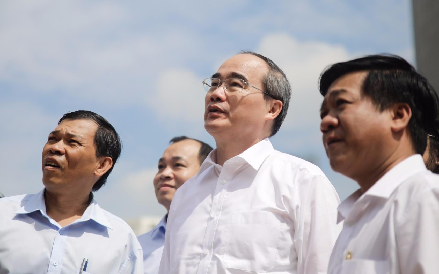 Tan Bi thu TP.HCM Nguyen Thien Nhan tham Ben Nha Rong hinh anh