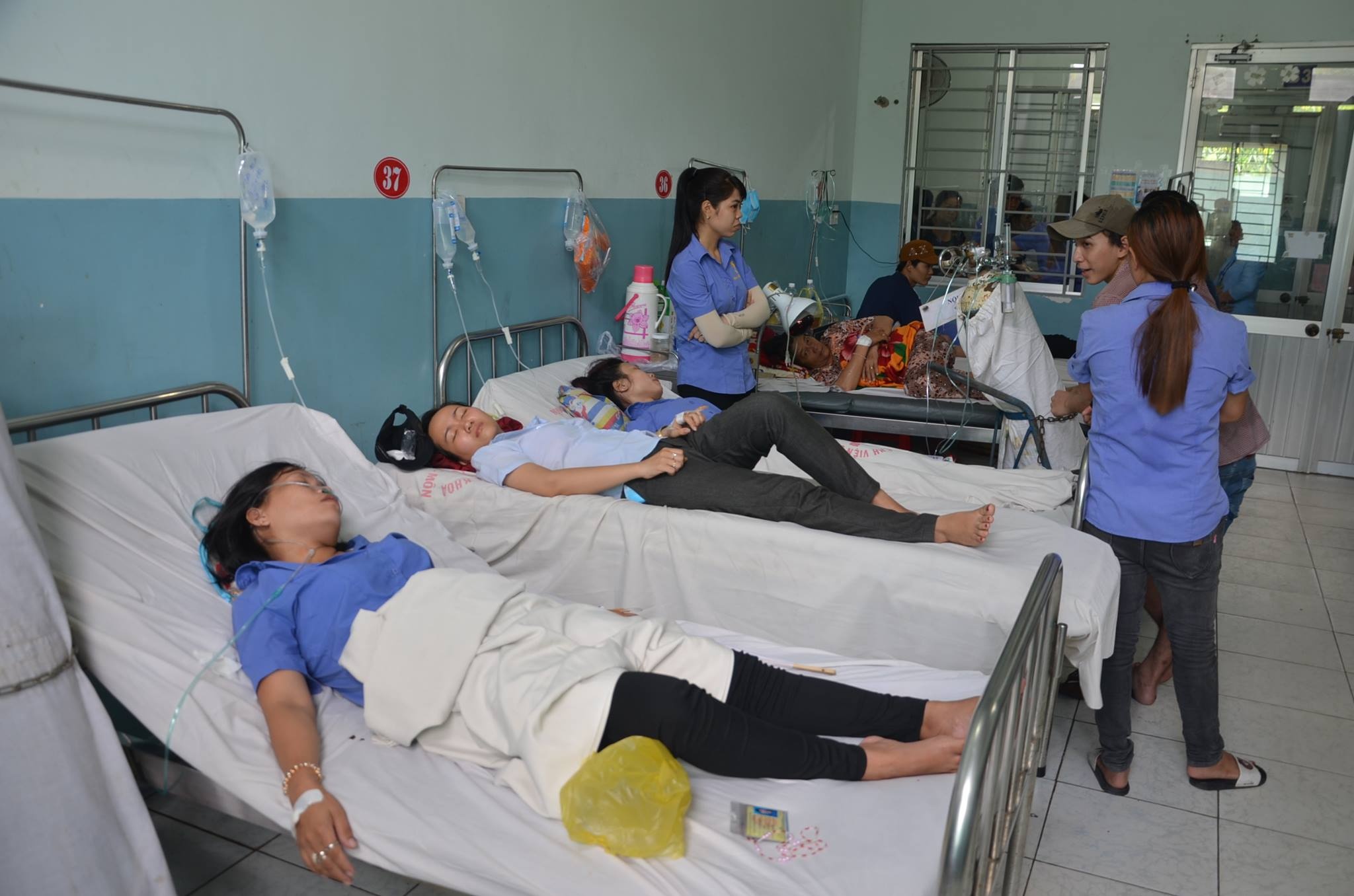 Hang chuc cong nhan non oi anh 1