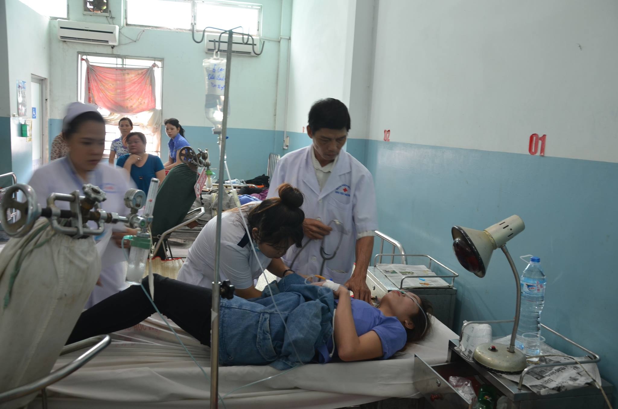 Hang loat cong nhan non oi bat thuong trong gio lam hinh anh