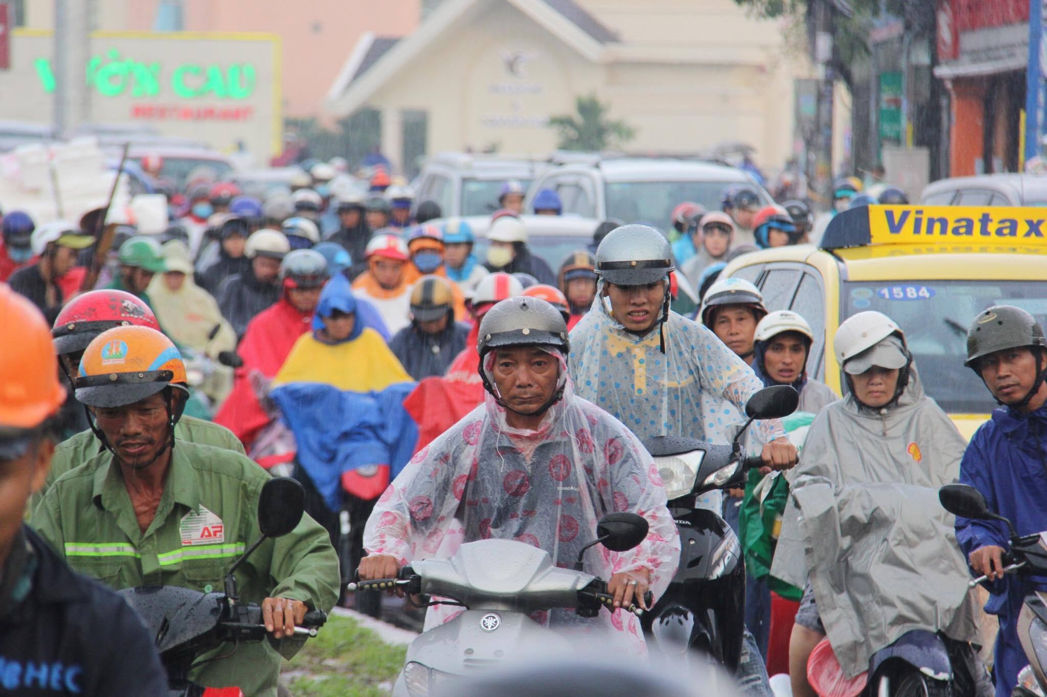 Mua xoi xa, Sai Gon lai ngap va ket xe hinh anh