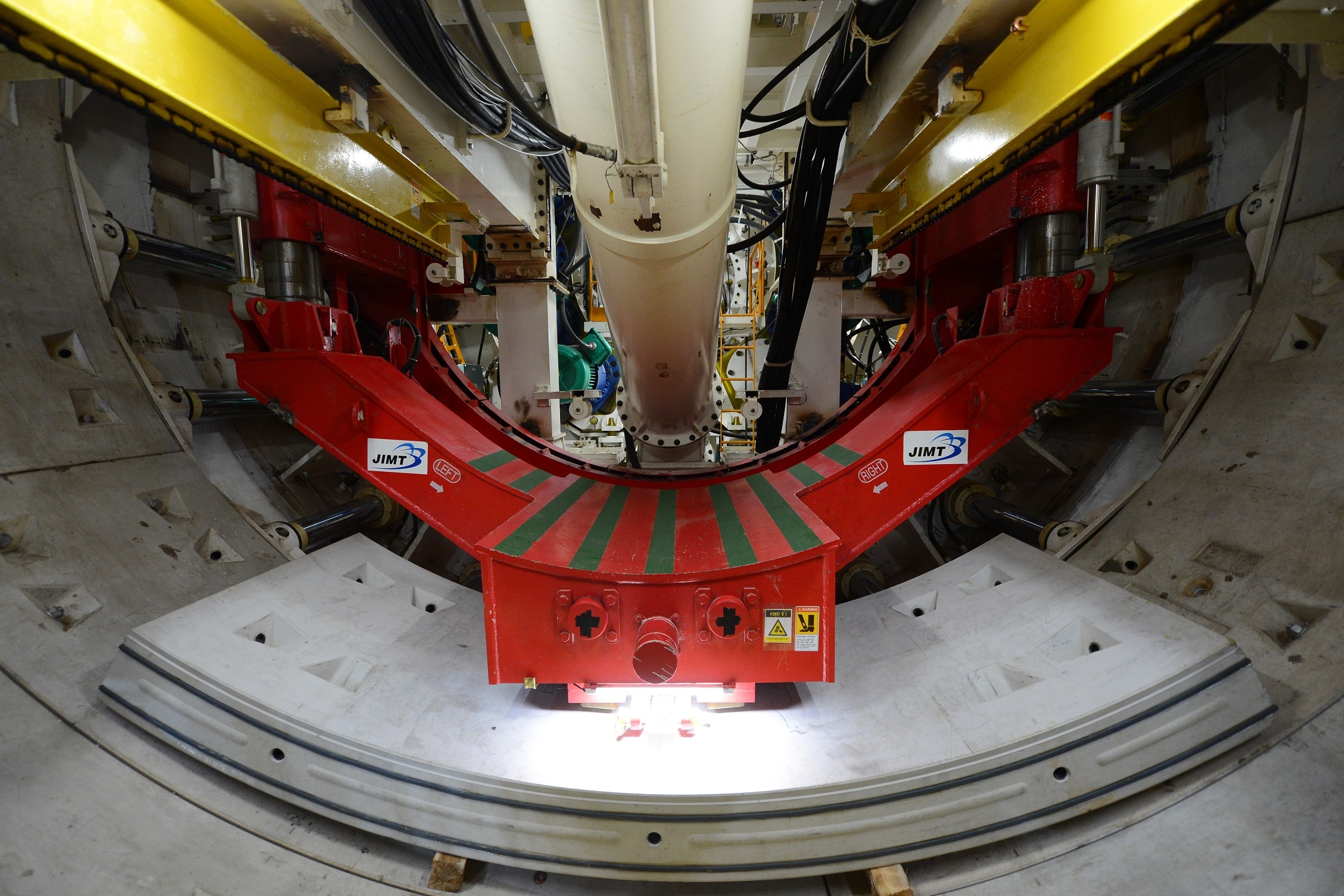 Robot 300 tan bat dau khoan xuyen long Sai Gon, lam tuyen metro so 1 hinh anh