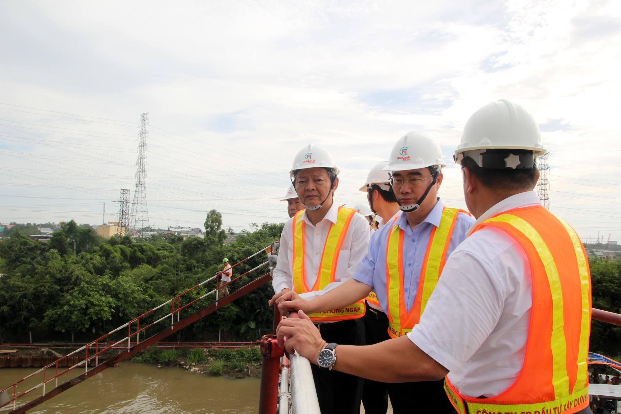 Bi thu TP.HCM thi sat cong trinh chong ngap hinh anh