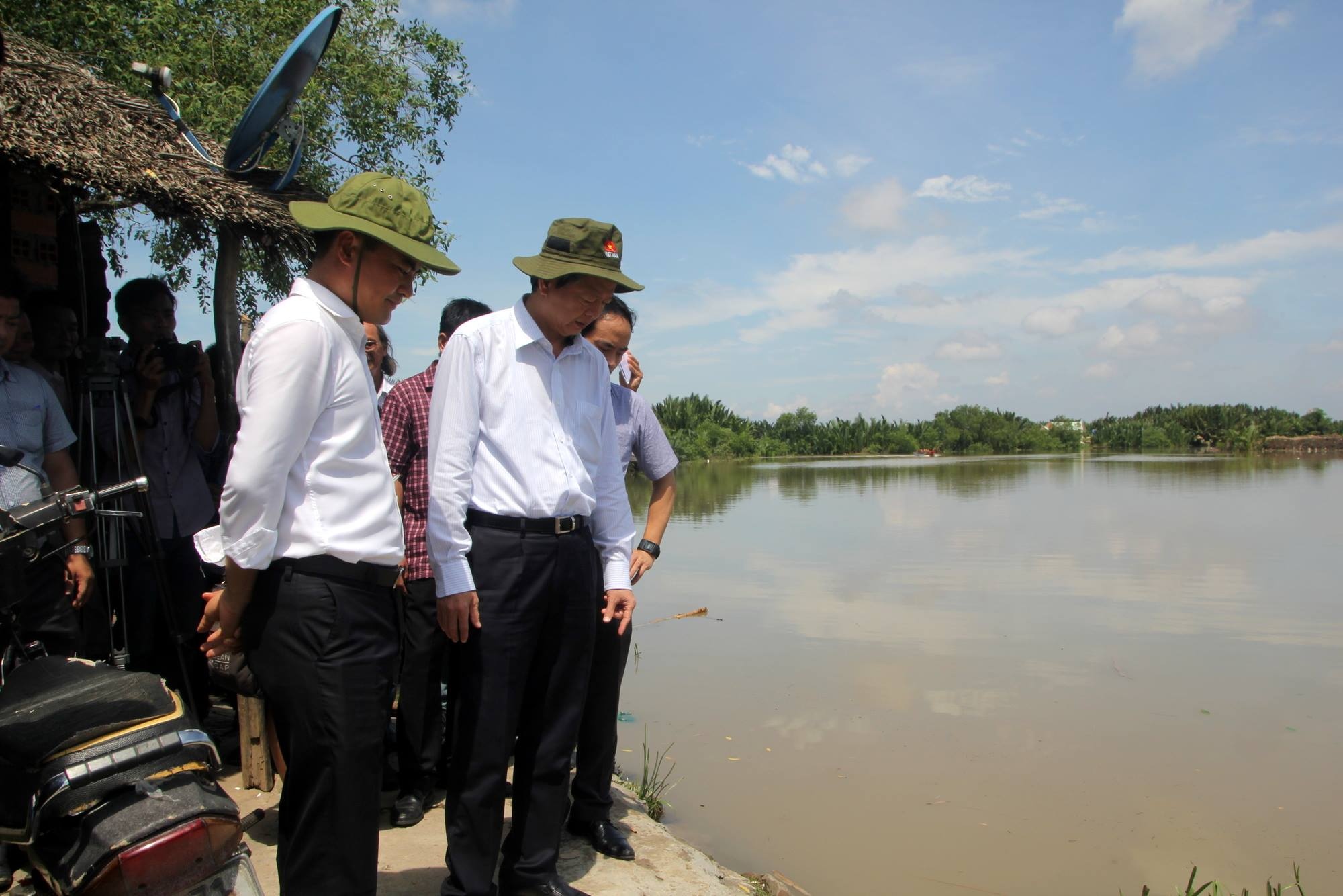 Vet nut doc song Rach Tom o Nha Be co dau hieu mo rong hinh anh