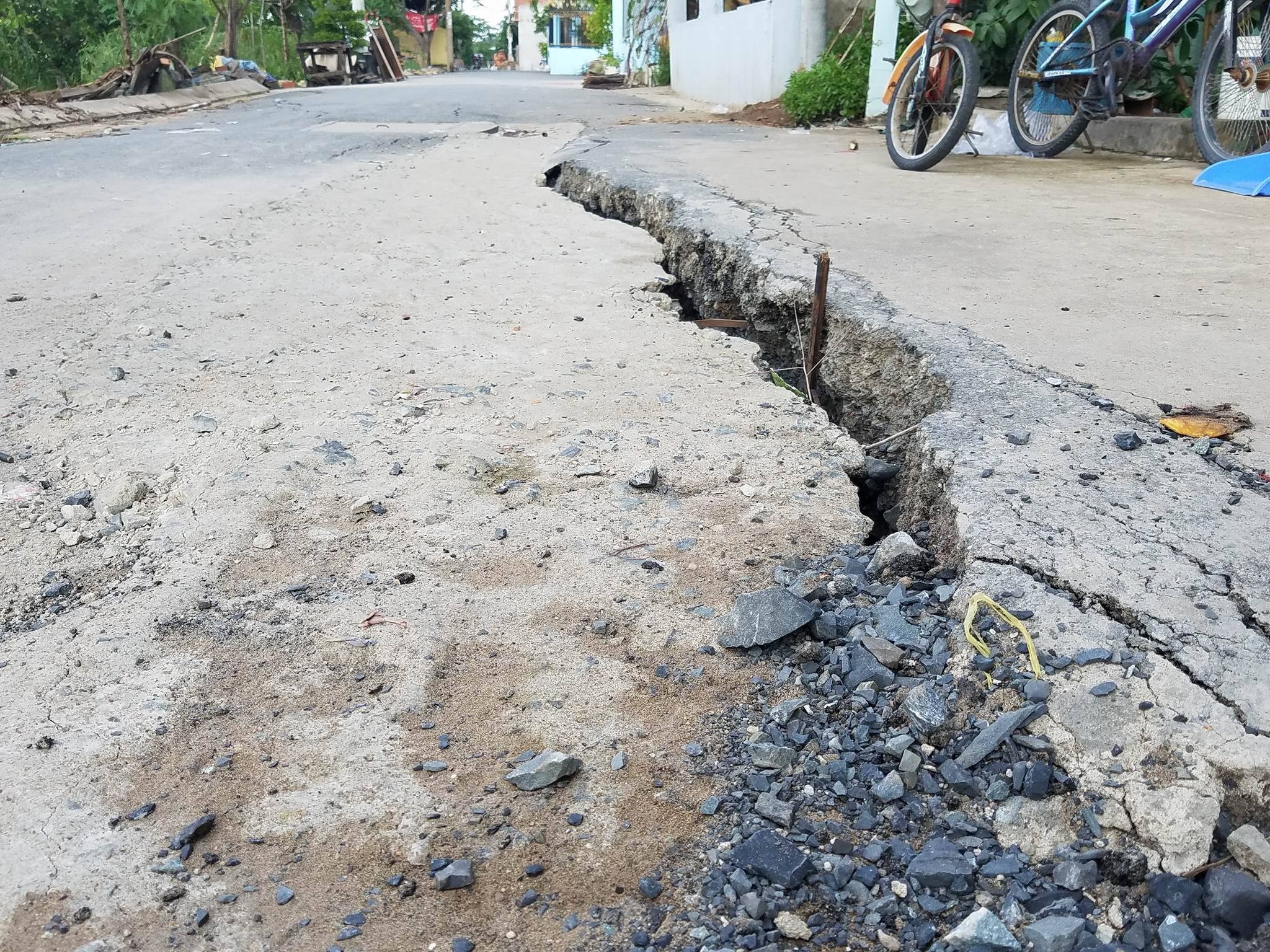 Gap rut gan bien canh bao nguy hiem sat lo o TP.HCM hinh anh