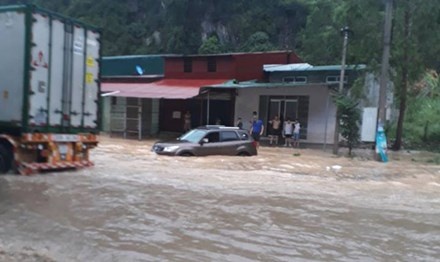 Mua lon, cua khau Tan Thanh ngap trong bien nuoc hinh anh