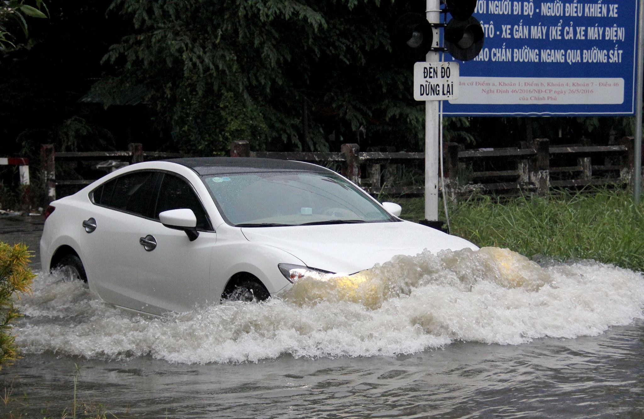Sai Gon mua lon, nhieu tuyen duong ngap nang hinh anh