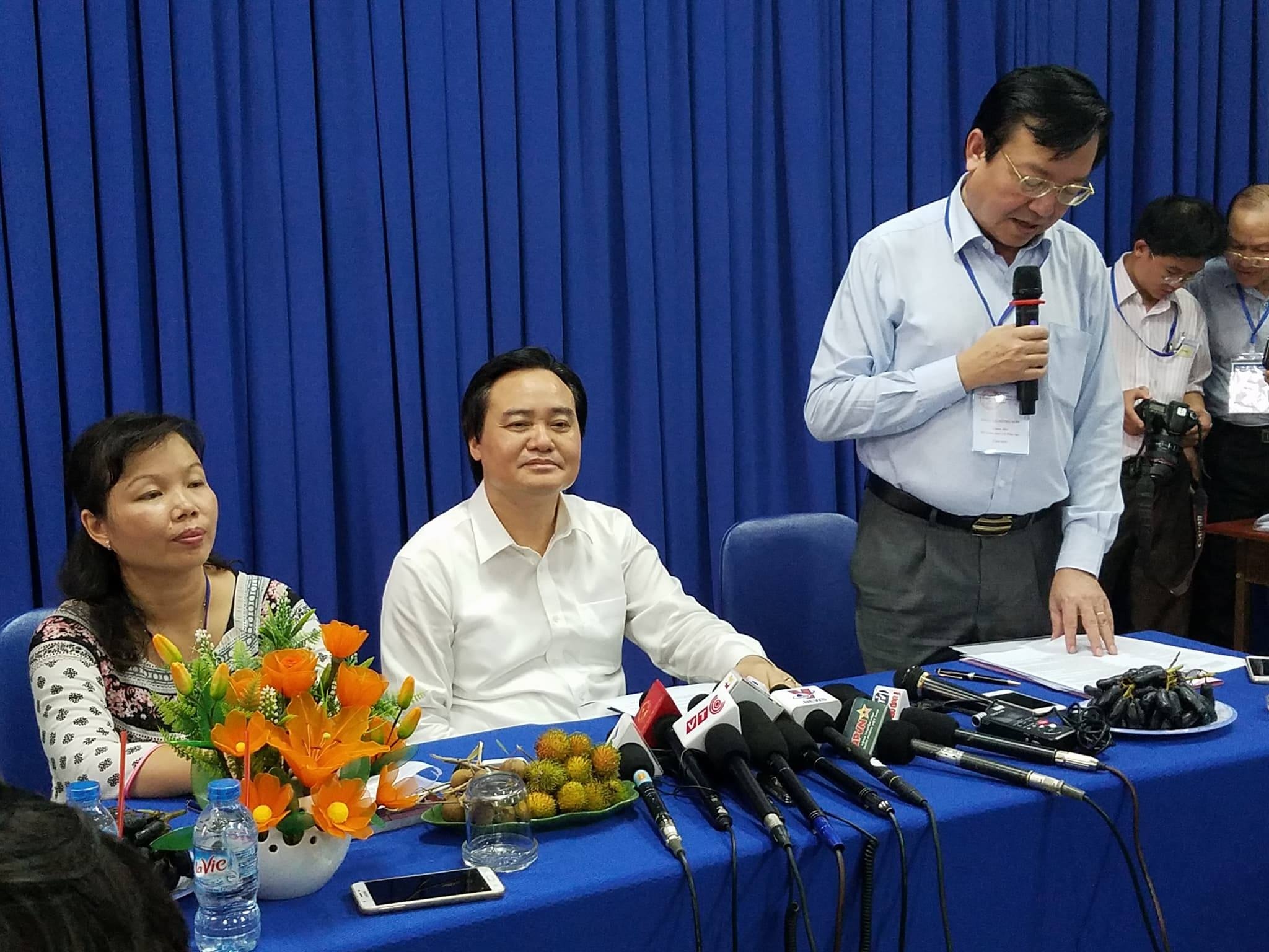 Bo truong GD&DT: Giam thi tao khong khi thoai mai trong phong thi hinh anh