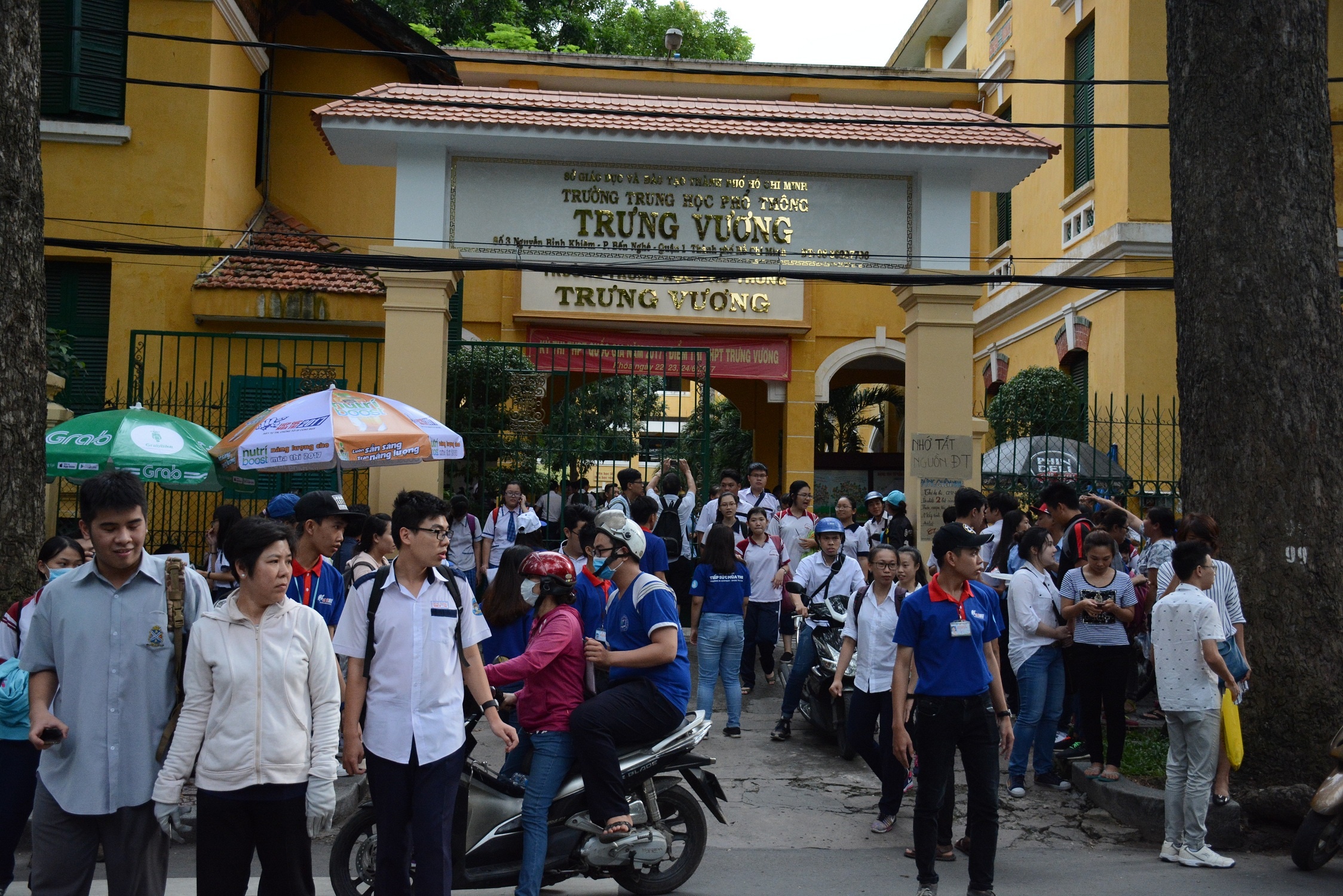 Dung dien thoai trong nha ve sinh, thi sinh bi dinh chi thi hinh anh