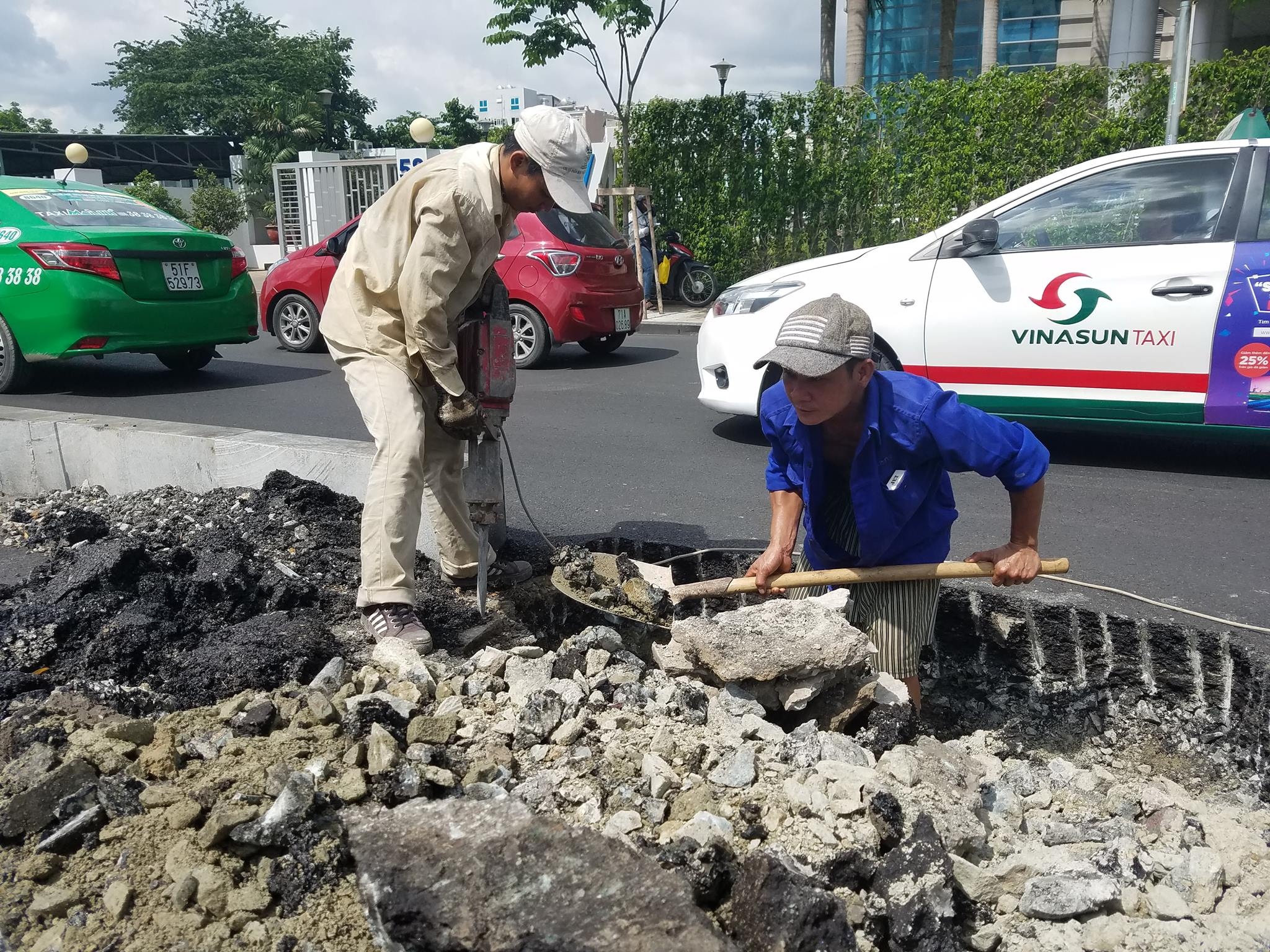 Cau vuot Tan Son Nhat anh 1