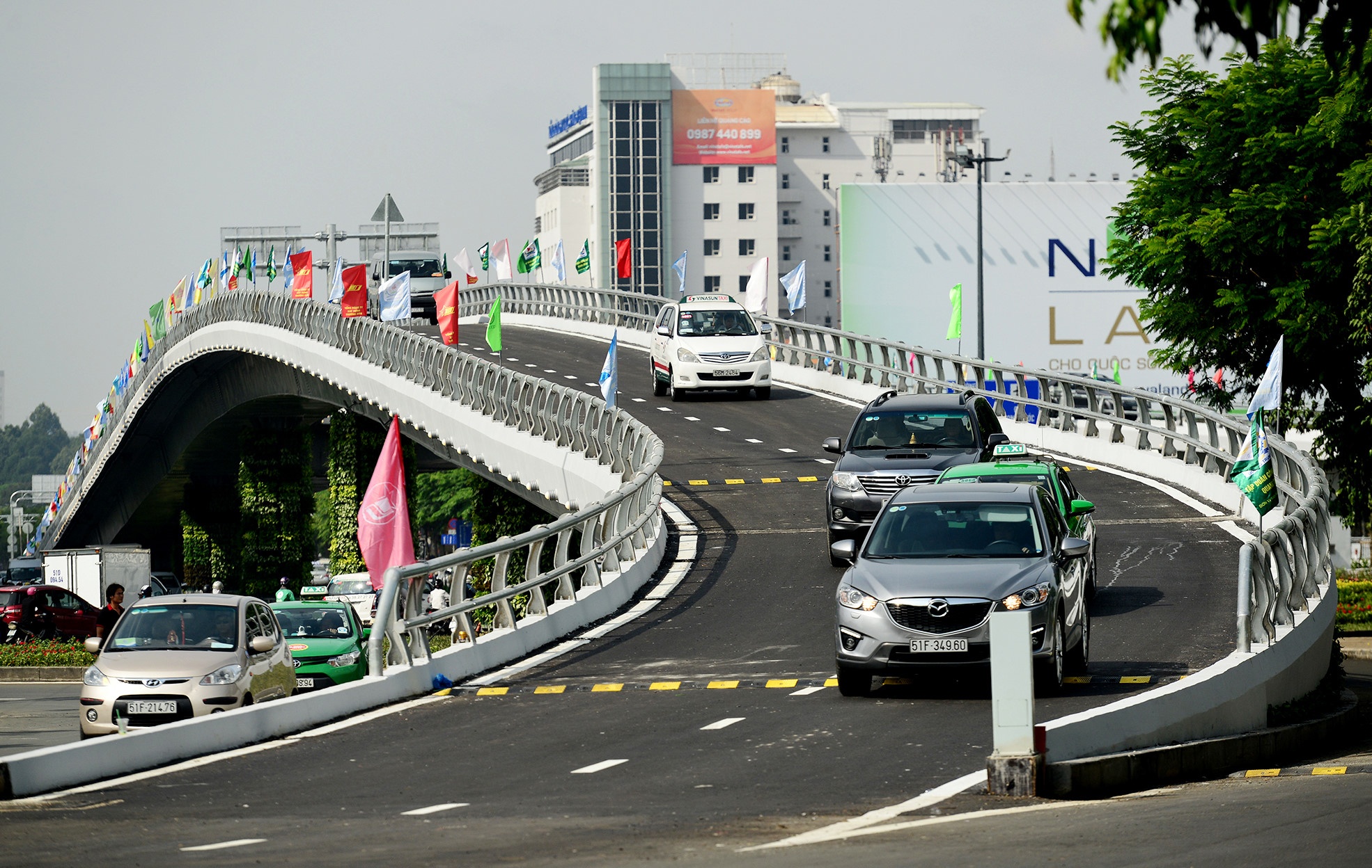 Thong xe 2 cau vuot cua ngo san bay Tan Son Nhat hinh anh