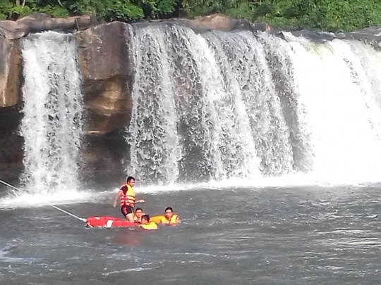 Tam thac sau dam cuoi, 2 thanh nien chet duoi hinh anh