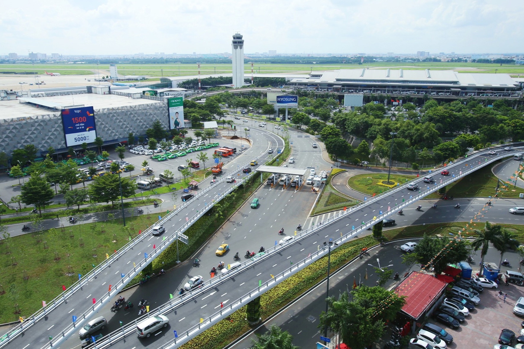 De nghi mo them cong vao san bay Tan Son Nhat hinh anh