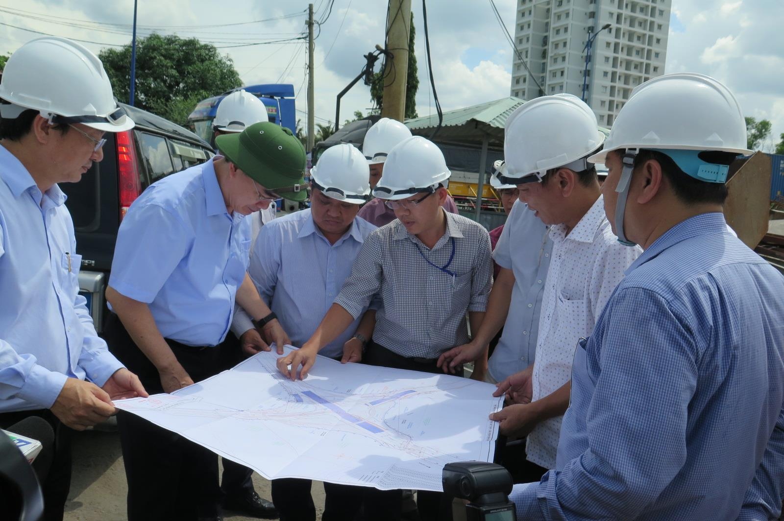 Bí thư khảo sát Cảng Cát Lái ảnh 1 Bi thu khao sat Cang Cat Lai anh 1