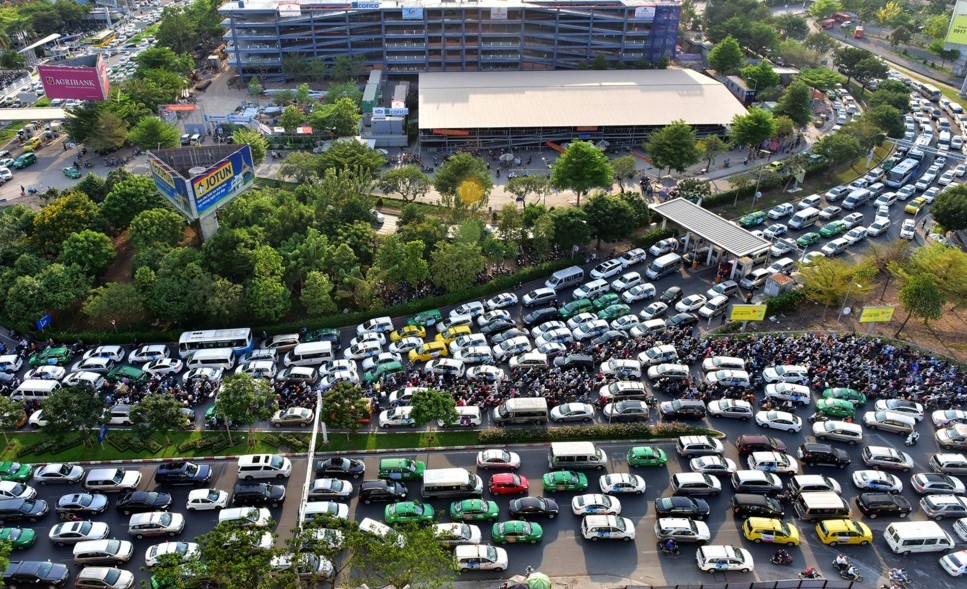 TP.HCM dung camera giam ket xe o Tan Son Nhat hinh anh