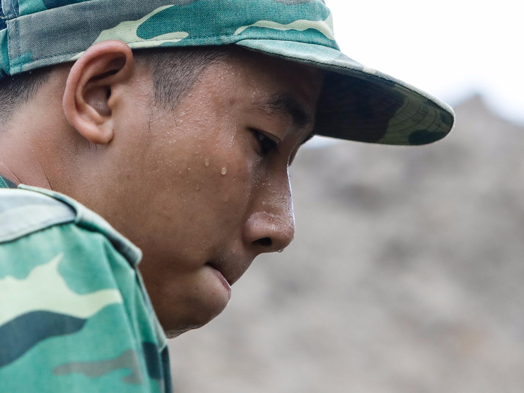 Quan doi lam ngay, dem tim kiem hai cot liet si o Tan Son Nhat hinh anh