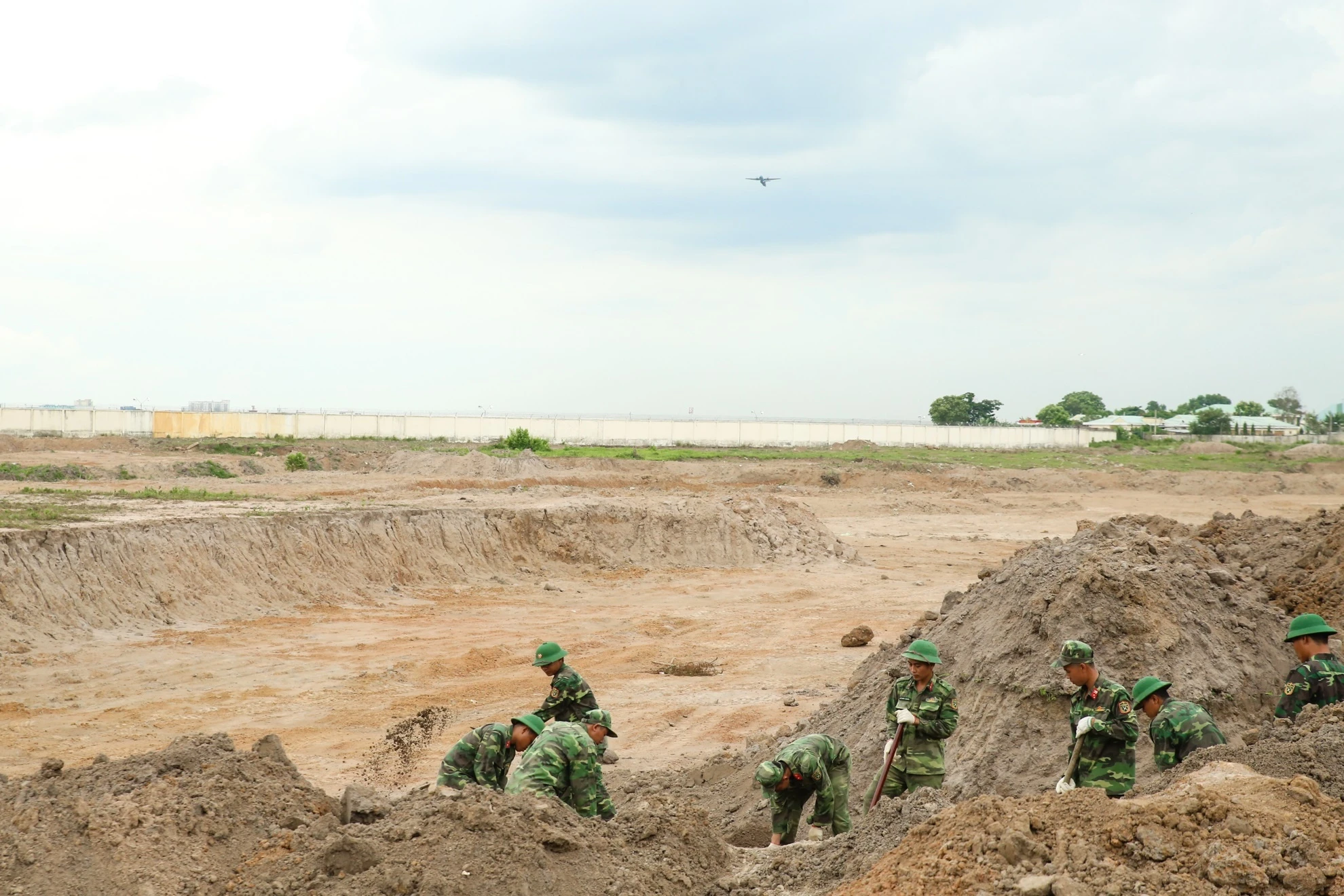 tim hai cot o Tan Son Nhat anh 2