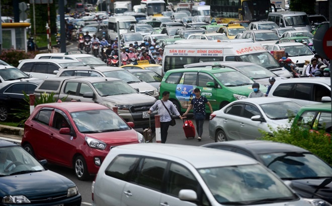 Ket xe o Tan Son Nhat do nhieu xe chet may va tai nan cung thoi diem hinh anh
