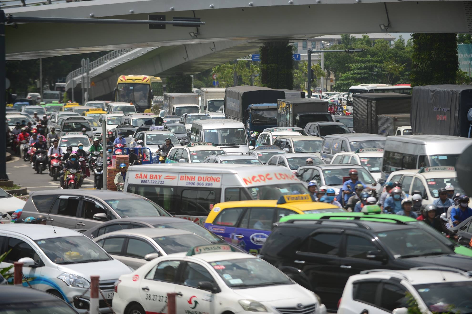 8 phuong an giai quyet nan ket xe o Tan Son Nhat chua trien khai hinh anh