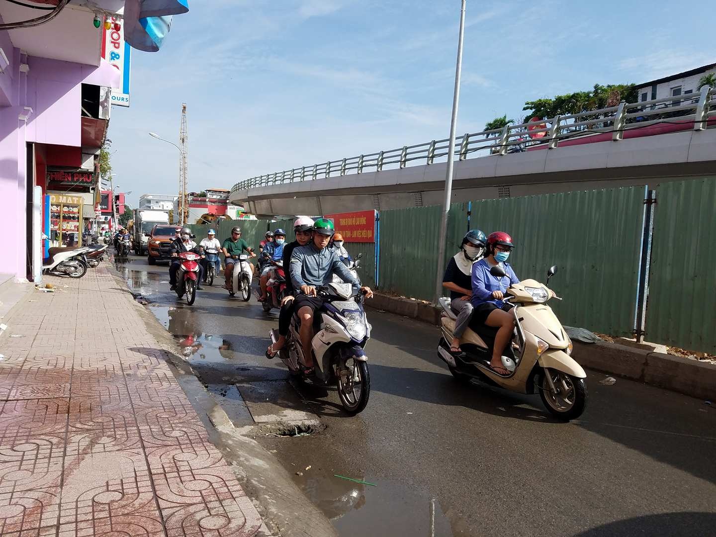 Hai nữ du khách Tây mất xe máy ảnh 2 Hai nu du khach Tay mat xe may anh 2