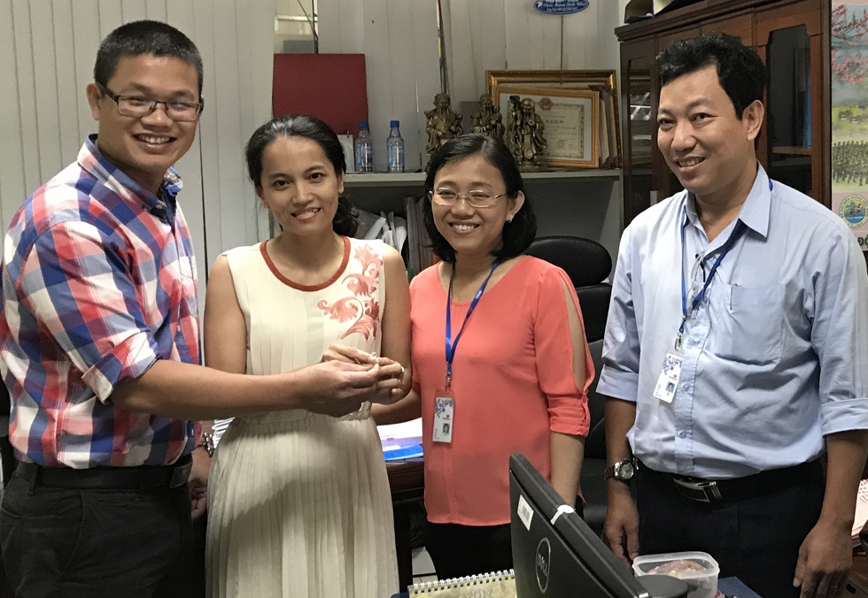 nhân viên siêu thị trả viên kim cương ảnh 1 nhan vien sieu thi tra vien kim cuong anh 1