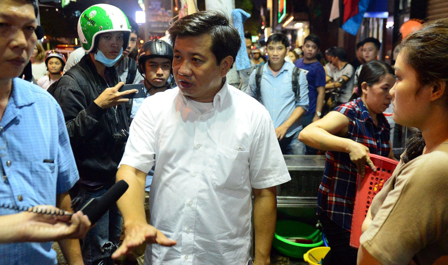 Ong Doan Ngoc Hai bat ngo xuong duong dep via he sau 4 thang nghi hinh anh