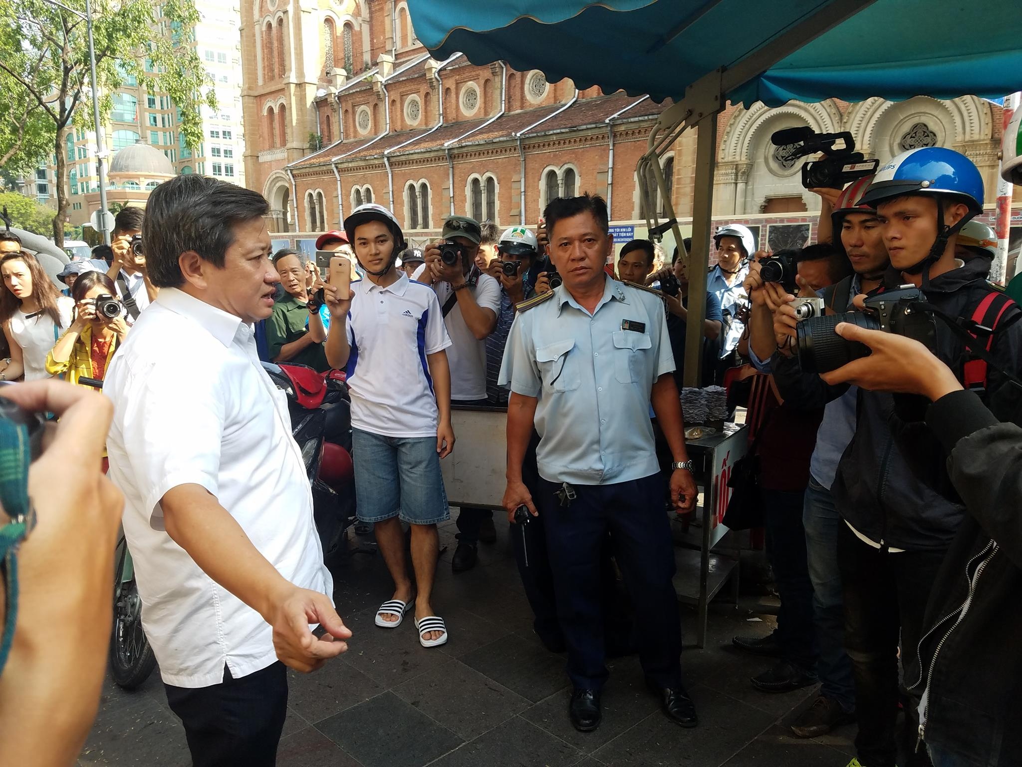 Ong Doan Ngoc Hai 'xu ly' bai xe ben canh UBND quan 1 hinh anh