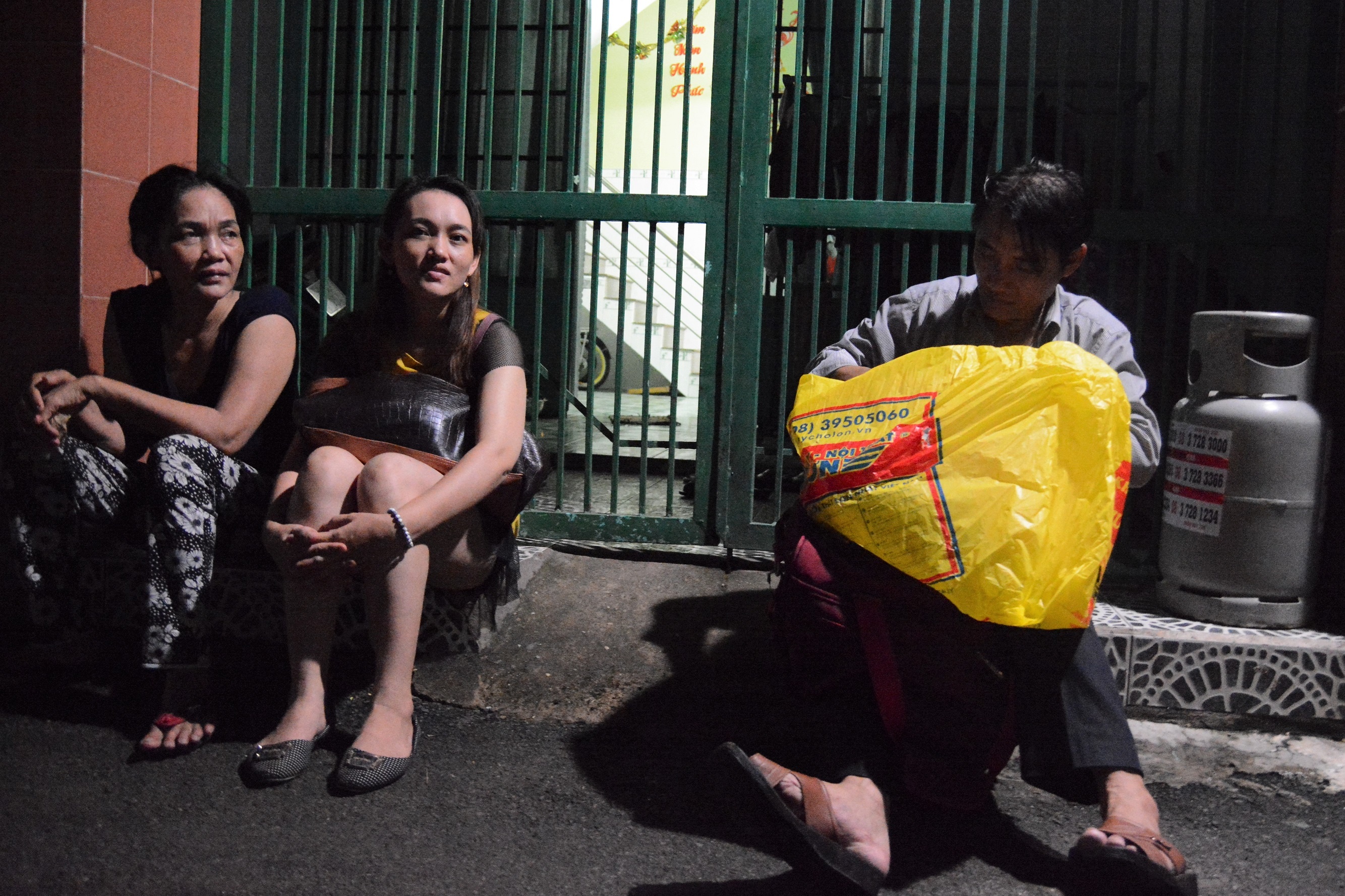 Dan Sai Gon vat vo ngoai duong ca dem vi so dam chay lay lan hinh anh