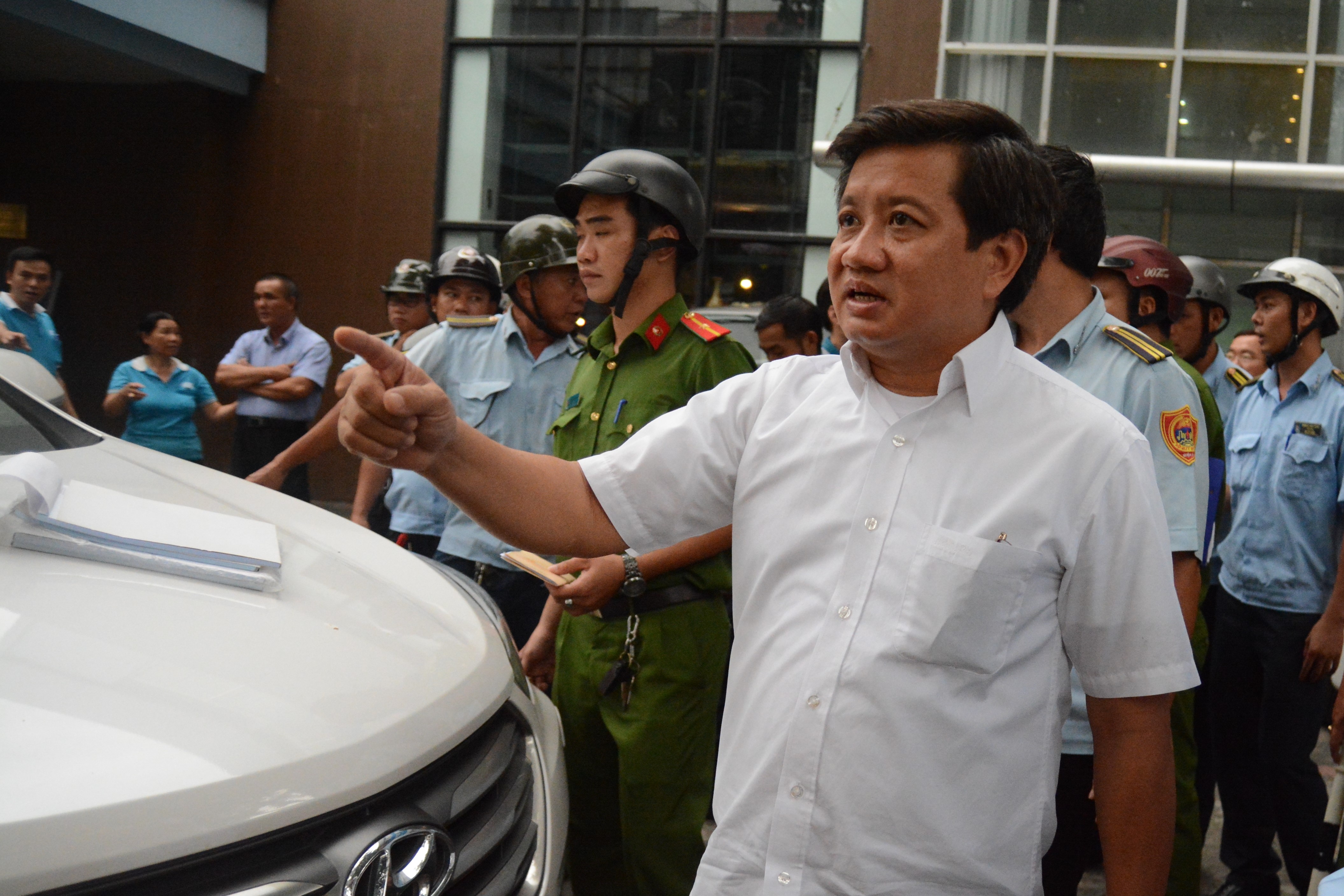 Ong Doan Ngoc Hai tiep tuc xu ly hang loat oto dau tren via he hinh anh