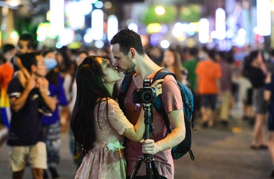 Nghe thuat duong pho hut khach dem khai truong Pho di bo Bui Vien hinh anh