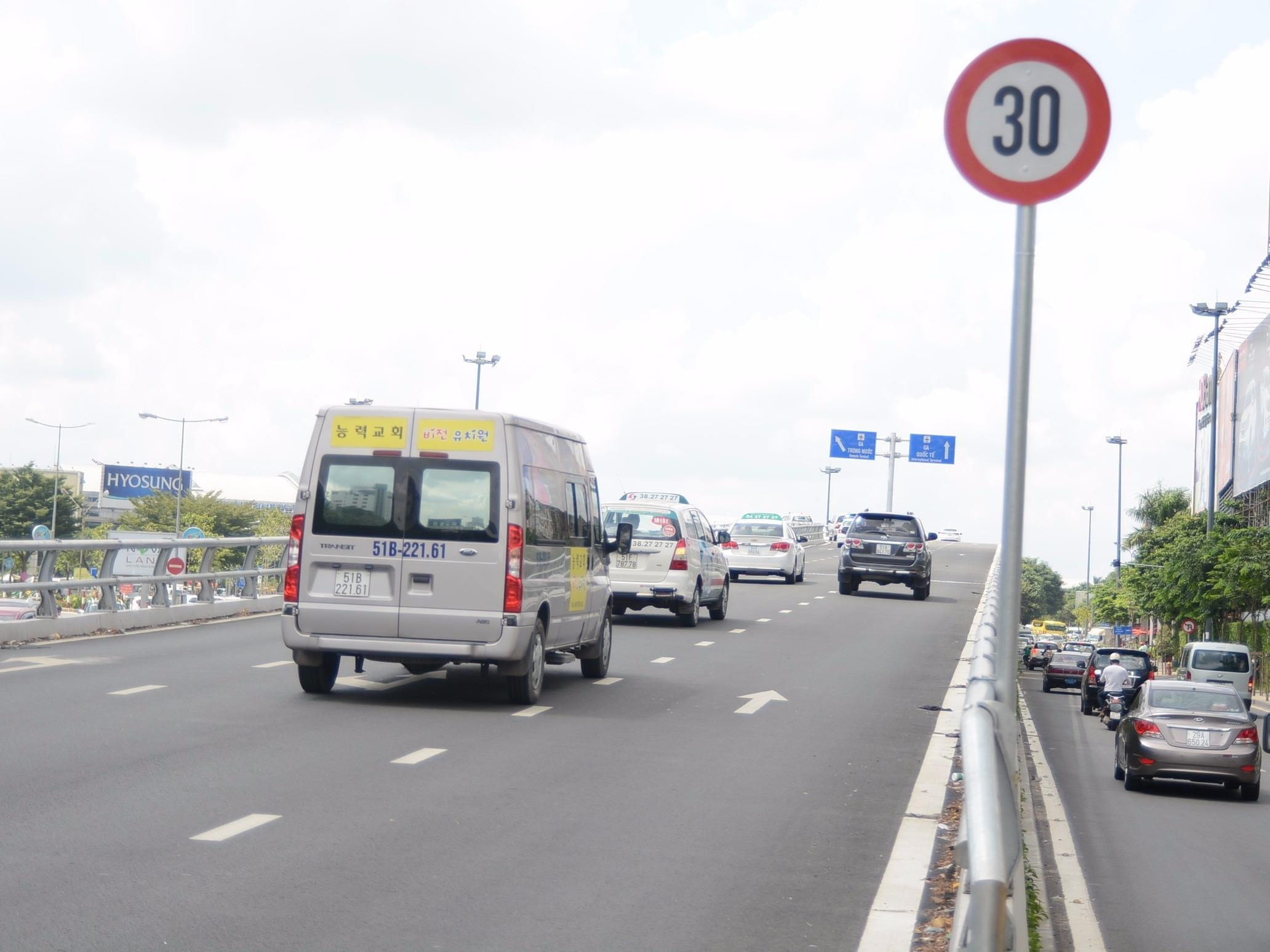 Tai xe buc xuc vi bien bao han che toc do truoc san bay Tan Son Nhat hinh anh