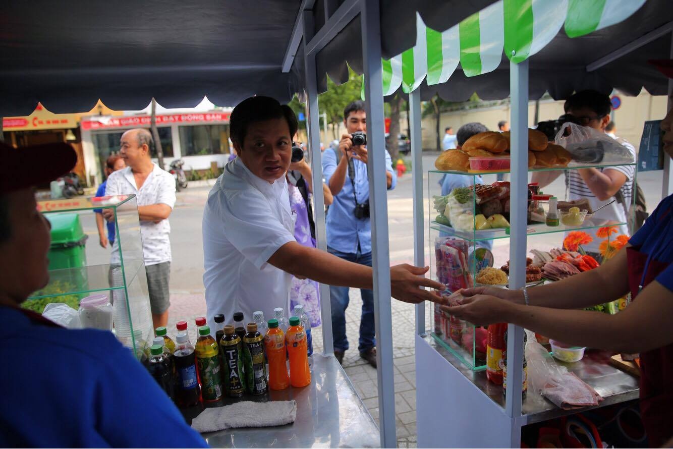 Ong Doan Ngoc Hai tang qua cho tieu thuong pho hang rong hinh anh