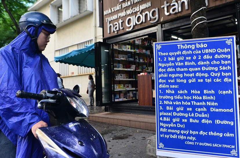 Bai xe gan duong sach Nguyen Van Binh hoat dong tro lai hinh anh