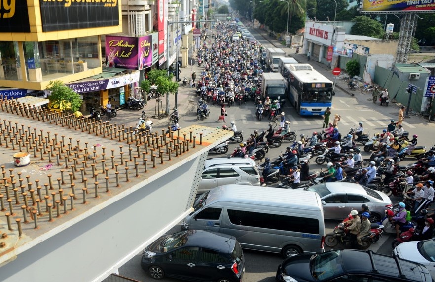 Dieu chinh giao thong cua ngo san bay Tan Son Nhat hinh anh