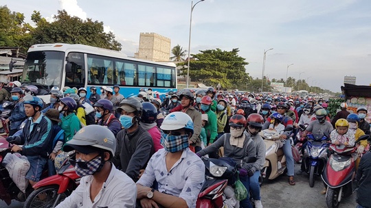 Ket xe kinh hoang o tram thu phi Rach Mieu hinh anh