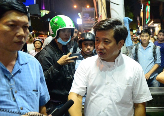 Ong Doan Ngoc Hai bi nhan tin de doa van xuong duong dep via he hinh anh