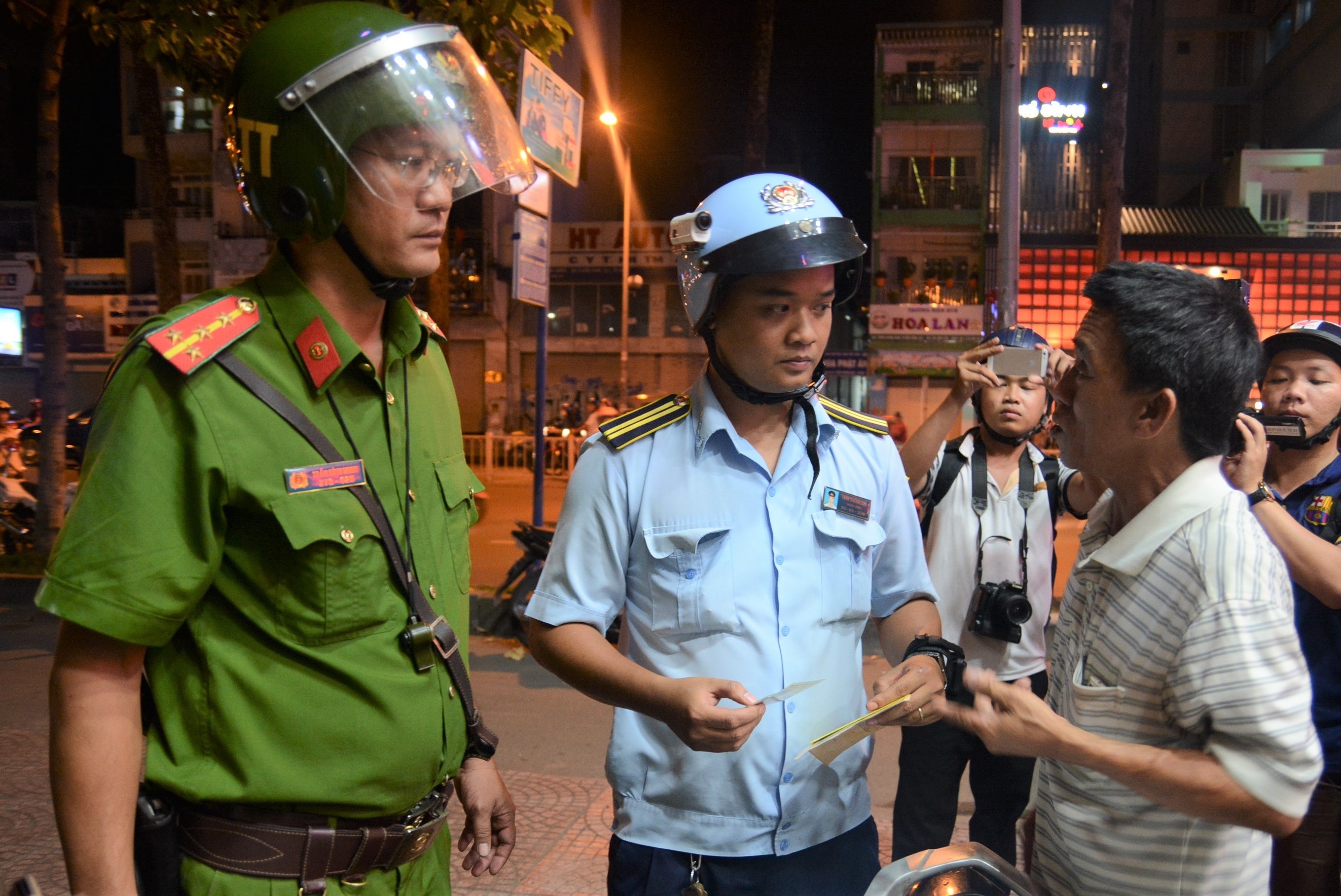 Ông Hải ra quân dẹp vỉa hè ảnh 1 Ong Hai ra quan dep via he anh 1